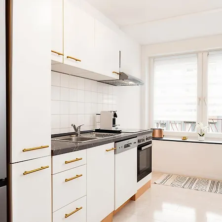 Smart - - Perfect For 5 Guests! - Balcony - Netflix - Free Parking Zone * 에센